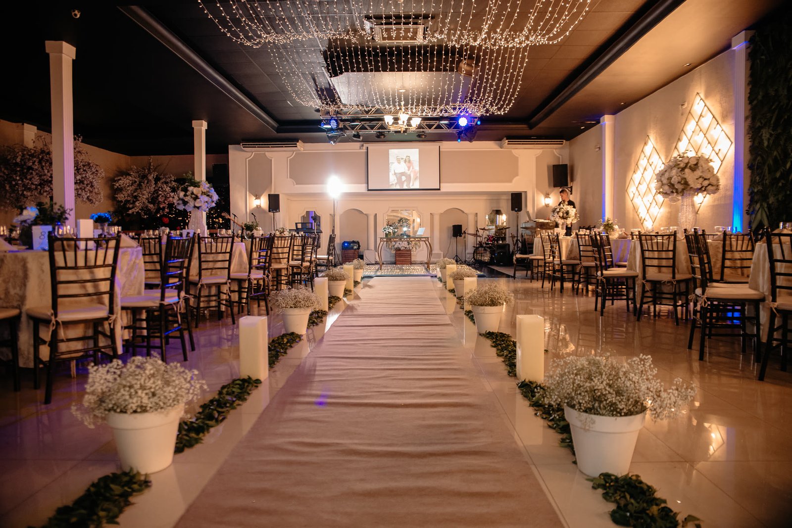 Salão preparado para uma cerimônia de casamento