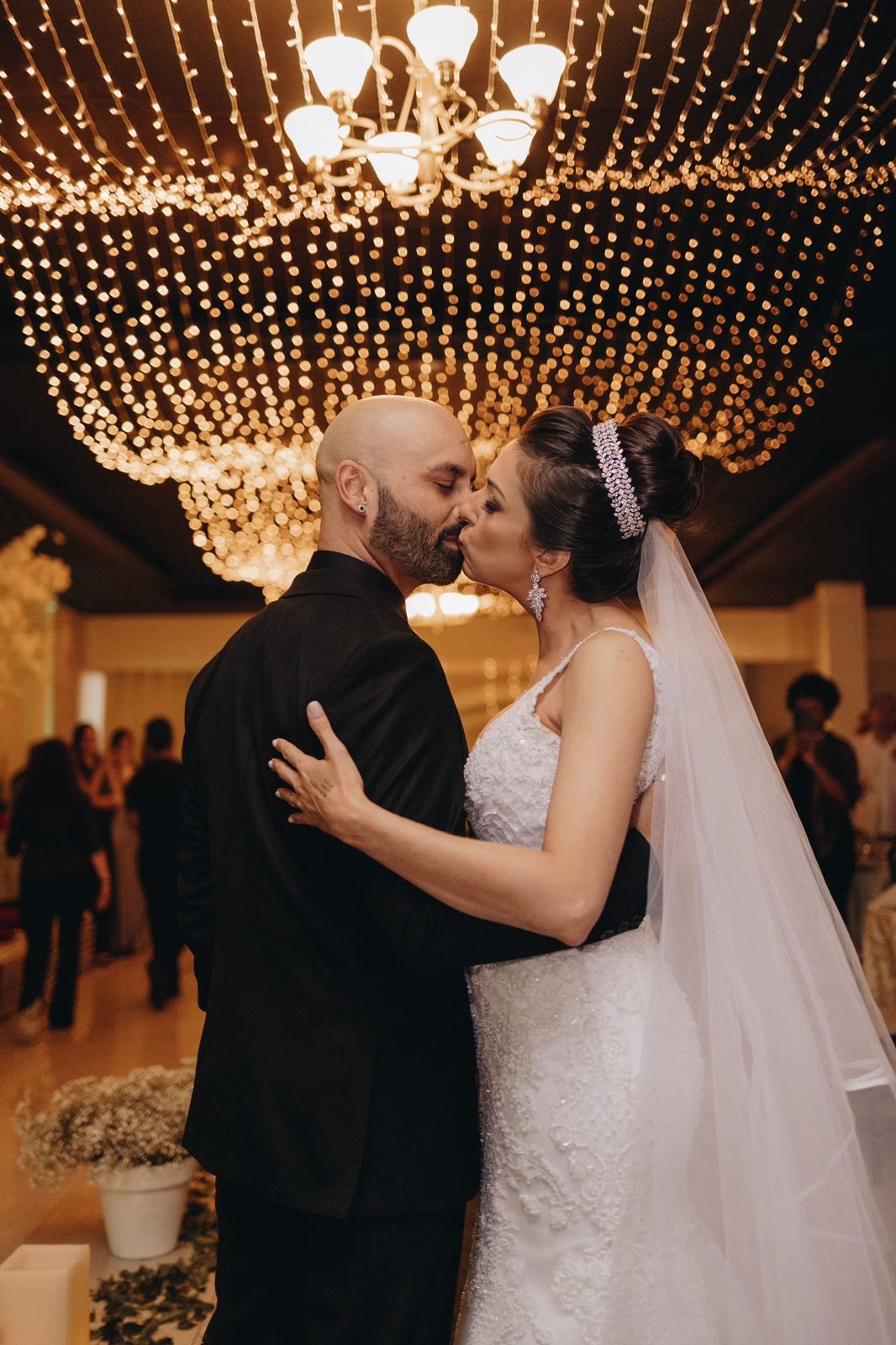 Casal dança durante uma celebração no Buffet Finesse