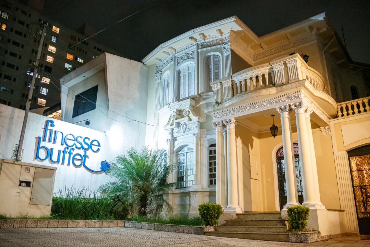 Fachada completa do Casarão Pompéia iluminada à noite